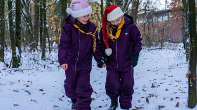 Speejdere i sne med nissehuer